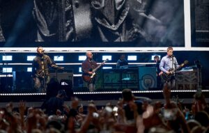 Легендарний гурт Oasis вперше за 16 років вийшов на сцену разом