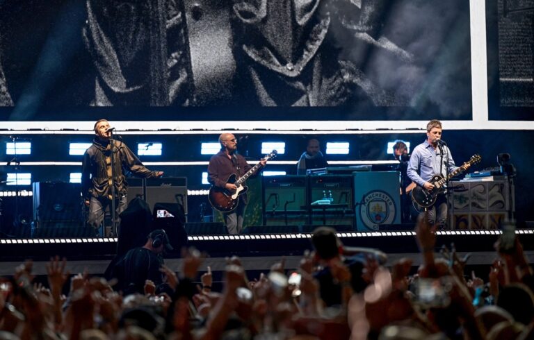 Легендарний гурт Oasis вперше за 16 років вийшов на сцену разом