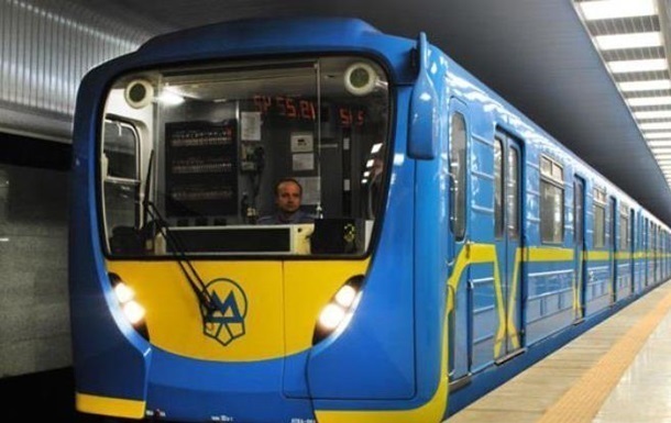 На “червоній гілці” метро Києва обмежено рух поїздів через пожежу