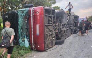 На Дніпропетровщині перекинувся автобус: є жертва
