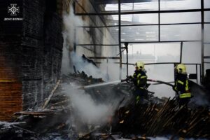 Наймасштабніший обстріл Луцька: рятувальники ліквідували пожежу