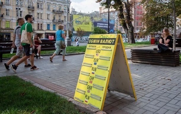 Офіційний курс долара зріс, євро – знижується