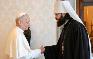 Папа Римський вперше зустрівся з російським митрополитом