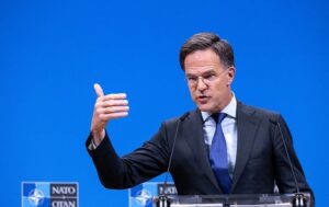 Путін просто так бомбардує міста України – Рютте