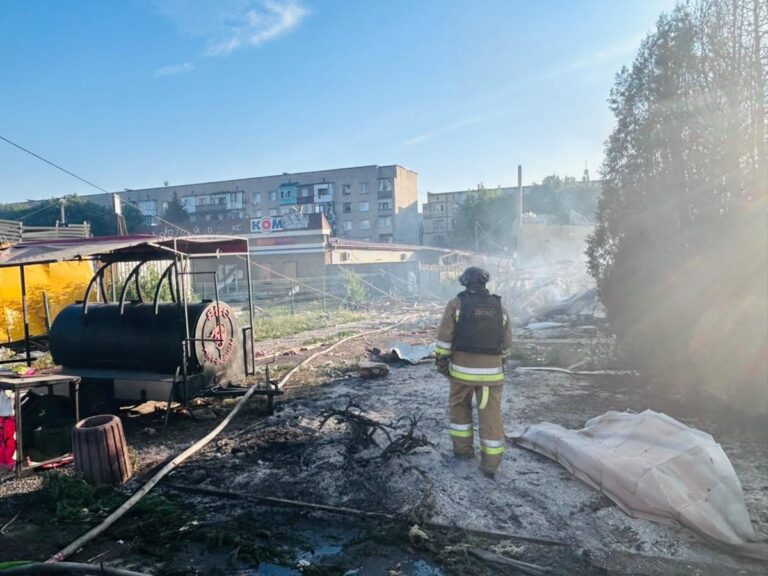 Росіяни скинули ФАБ-500 на Добропілля: Зеленський відреагував