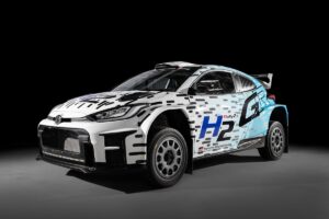 Toyota показала новий ралійний Yaris на водні