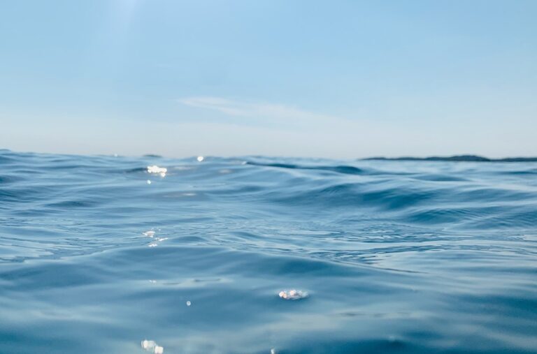 Трьох підлітків на матраці віднесло в море в Одесі