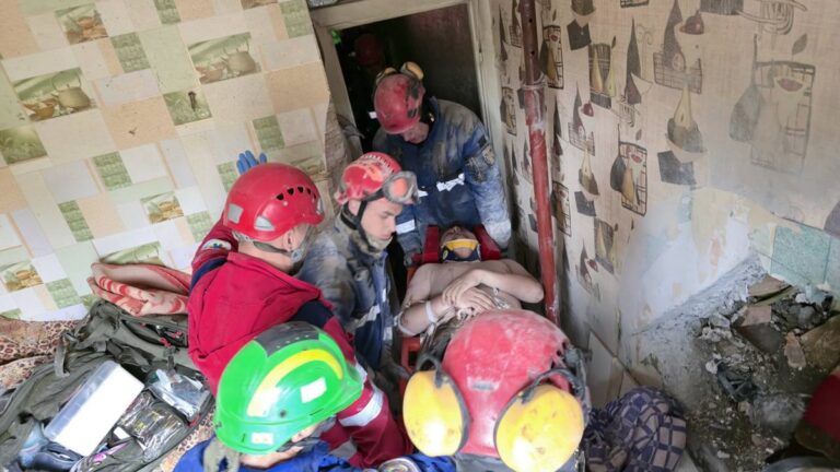 У Києві дістали чоловіка з-під завалів будинку