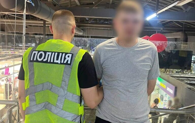 У Києві повідомили про підозру чоловіку, який влаштував різанину в ТРЦ