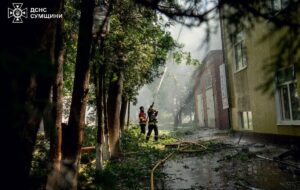 У Сумах росіяни повторно вдарили по місцю, де працювали рятувальники
