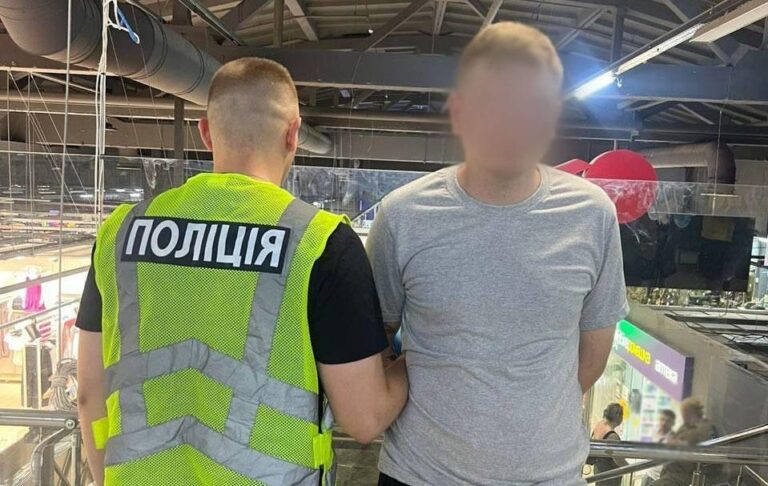 В ТЦ Києва сталася різанина: поліція затримала підозрюваного