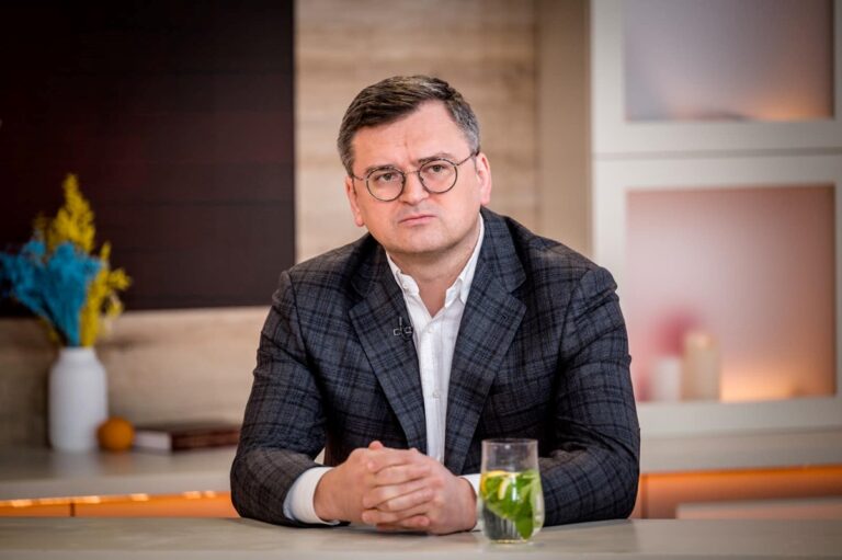 “Всі мають це зʼїсти”: Кулеба прокоментував скандальний закон