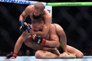 Чімаєв здолав Дю Плессі та здобув титул UFC