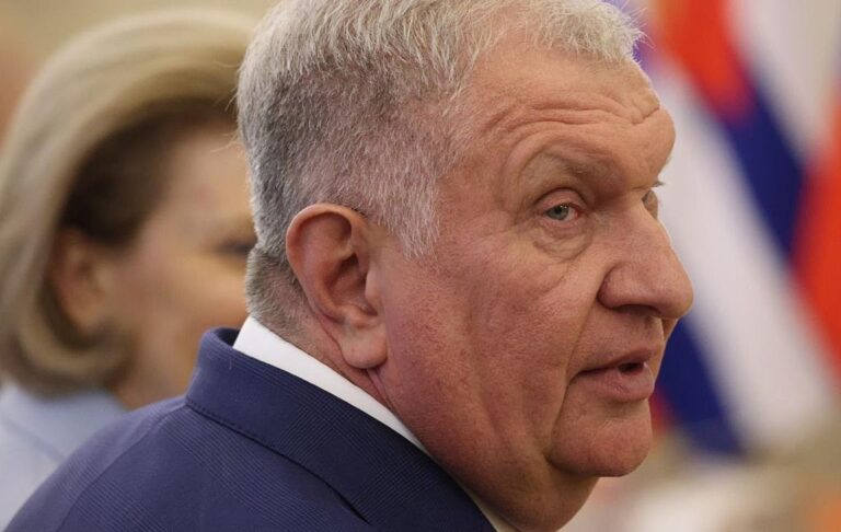 Чистий прибуток Роснєфті впав майже на 70%.