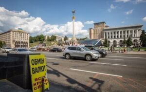 Долар і євро впали в обмінниках наприкінці тижня