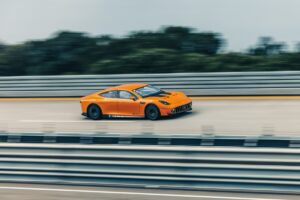 Електроконцепт Mercedes AMG проїхав довжину екватору за сім днів