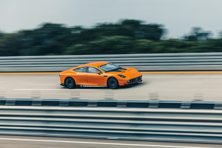 Електроконцепт Mercedes AMG проїхав довжину екватору за сім днів