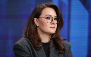 Кабмін частково скасував заборону виїзду за кордон жінок-депутаток