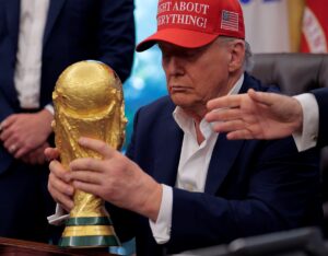 “Можна я залишу його собі?”: Трамп не захотів віддавати кубок ЧС з футболу