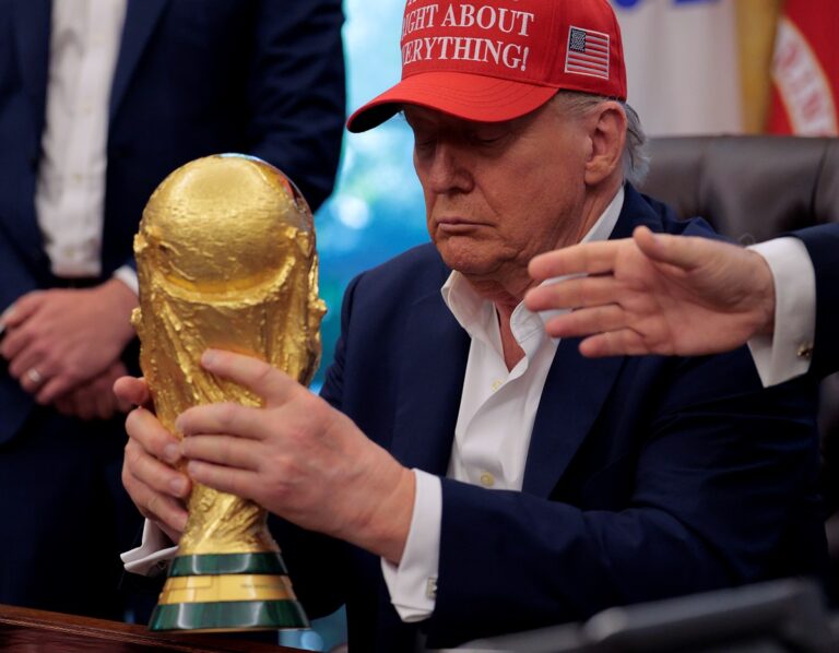 “Можна я залишу його собі?”: Трамп не захотів віддавати кубок ЧС з футболу