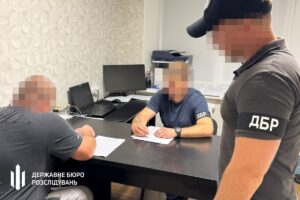 На Донеччині посадовець “нарахував” підлеглим 2 млн грн “бойових”