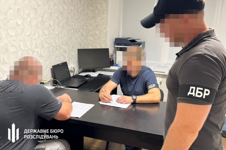 На Донеччині посадовець “нарахував” підлеглим 2 млн грн “бойових”