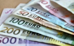 На валютному ринку України зростає попит на євро