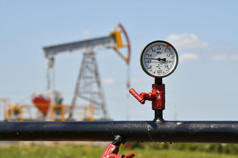 Нафтові доходи РФ обвалились на третину