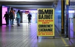 НБУ почав підвищувати курс долара