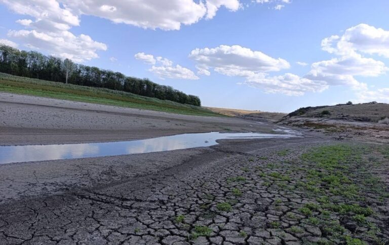 Поблизу Маріуполя повністю обміліло водосховище