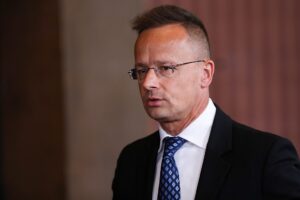 Сіярто звинуватив ЄС у намірах скинути уряди трьох країн