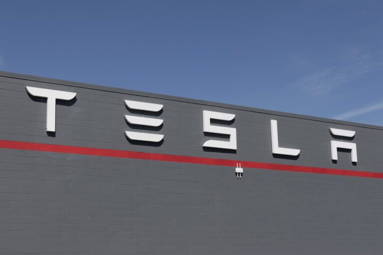 Tesla планує постачати електроенергію британцям