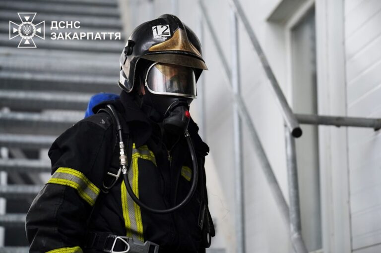 У Мукачево на третю добу загасили пожежу після удару РФ