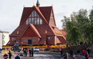 У Швеції перевозять на нове місце 600-тонну старовинну церкву