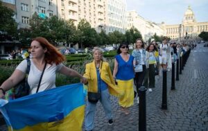 Українці стали менше вірити у швидку перспективу вступу в ЄС і НАТО