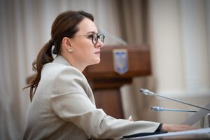 Уряд дозволить виїзд молодим українцям