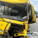 В Києві маршрутка врізалася в автобус на зупинці