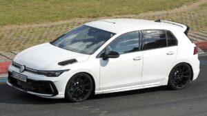 Volkswagen готує найпотужніший Golf R з мотором від Audi RS3