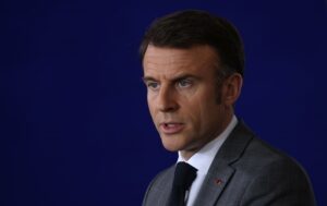 Європа має брати участь у переговорах про Україну – Макрон