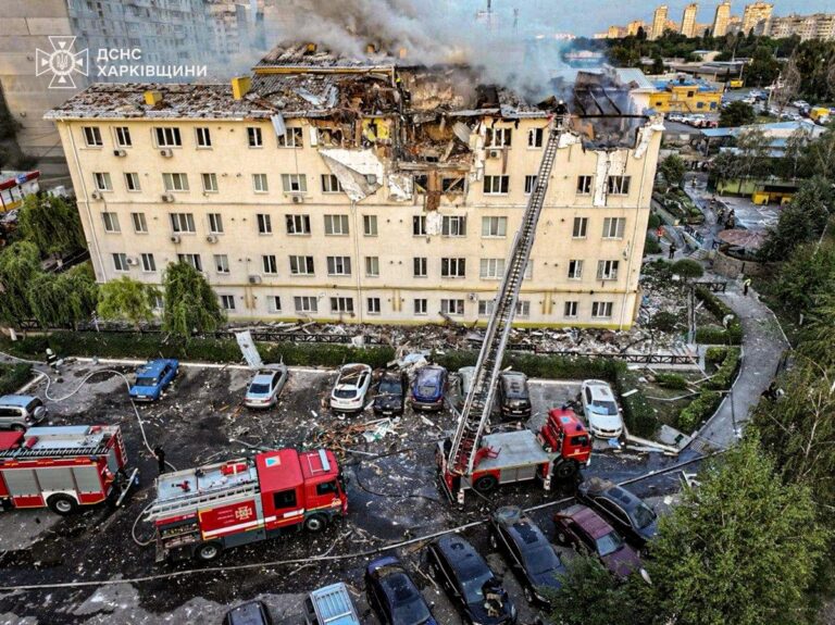 З’явилося відео удару по багатоповерхівці Харкова