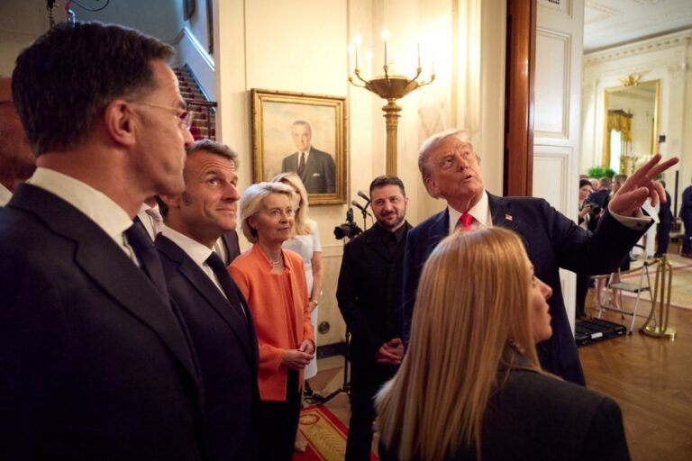 Зеленський передав Трампу ключку для гри у гольф від українського воїна