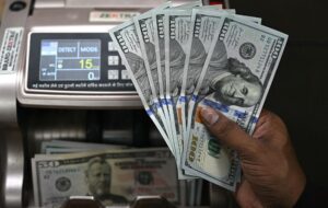 Частка долара у міжнародних розрахунках впала до мінімуму з 2024 року