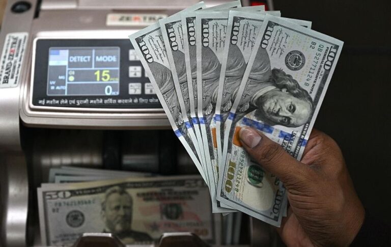 Частка долара у міжнародних розрахунках впала до мінімуму з 2024 року