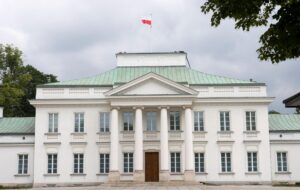 Дрон над будівлями уряду Польщі: знайдено причетних – українця і білоруску