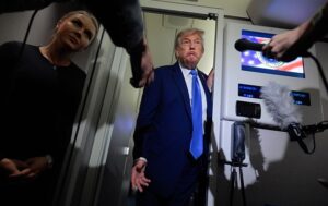 Літак Трампа ледь не зіткнувся з пасажирським Airbus – ЗМІ