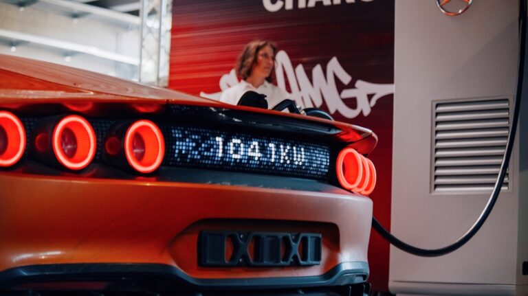 Mercedes AMG представила мегаватну зарядку для електромобілів