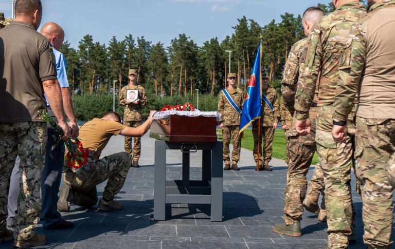 На НВМК поховали першого упізнаного захисника