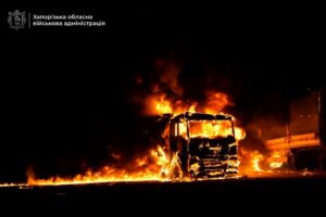 Росіяни обстрілюють Запоріжжя: руйнування і пожежа