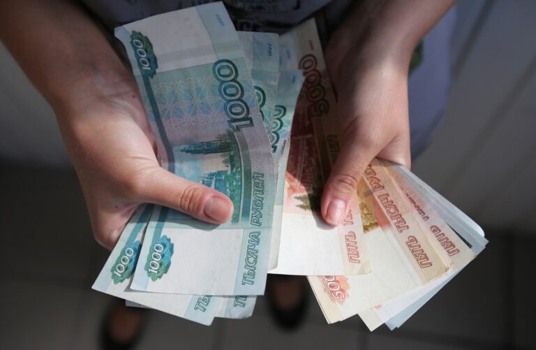 Рубль обвалився до мінімуму з квітня на тлі погроз Трампа щодо санкцій