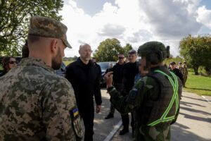Шмигаль відвідав полігон у Британії, де навчають українських військових